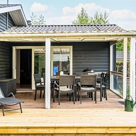 8 Person In Rodby-by Traum *